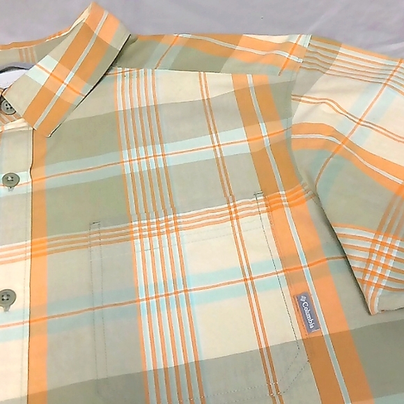 Columbia..Short Sleeve Button Down..Tan - Picture 2 of 6